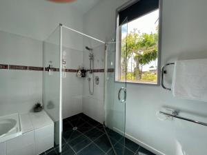 皇后镇Kelvin Garden Villa的一间带玻璃淋浴和水槽的浴室