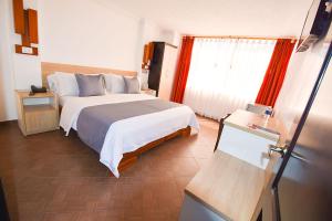 伊瓦拉维多利亚广场酒店的酒店客房设有床和窗户。