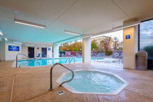 兀兰Drury Inn & Suites Houston The Woodlands的大楼内带热水浴池的大型游泳池