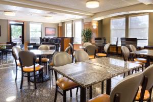 圣安东尼奥圣安东尼奥北石橡树德鲁酒店的用餐室设有桌椅和窗户。