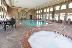 圣安东尼奥圣安东尼奥北石橡树德鲁酒店的一座带桌椅的大型游泳池