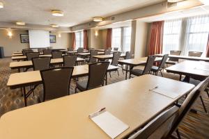 圣安东尼奥圣安东尼奥北石橡树德鲁酒店的一个配有桌椅的空教室