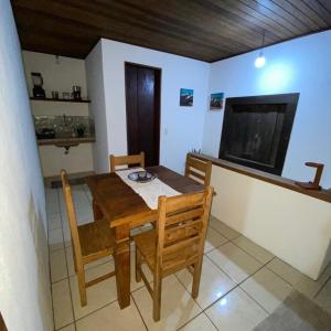 帕拉蒂Casa Beira Mar, Paraty-RJ的一间带木桌和椅子的用餐室