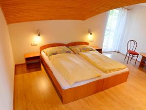 Liptovský Michalubytovanie michaela的卧室内的一张大床,铺有木地板