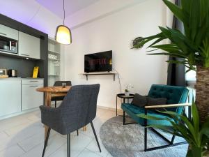 卡尔斯鲁厄The East Apartment by Rabe - Netflix & Coffee & Parkplatz的客厅配有桌椅