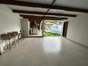 塞古罗港Casa da Jana com piscina的空客厅,配有带椅子和桌子的庭院