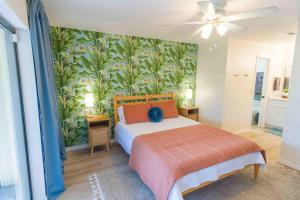 卡纳维拉尔角Private Tropical Beach Oasis的一间卧室配有一张带壁画的大床