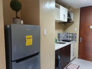 纳苏格布Pico de Loro Staycation (3 beds- 6 pax)的厨房配有冰箱,上面有黄色标志