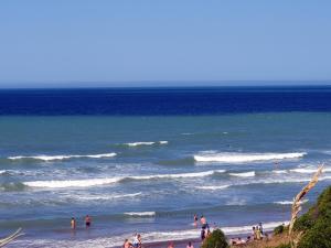 马德普拉塔Casa a estrenar en Mar del Plata proximo a Mogotes, a las playas del sur y cerca del Faro的一群人,在海边的海滩上