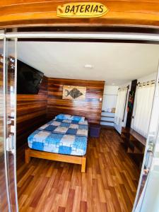 洛维托斯Casa Lobos的一间卧室设有一张床和木墙