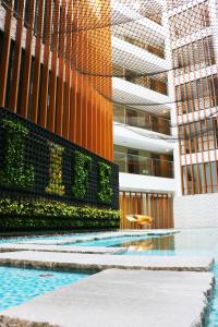 淡水淡水涞沪文旅酒店的一座建筑前面设有游泳池