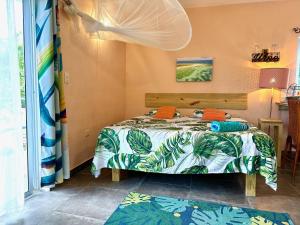 喀巴里特Cabarete Boutique Kite Hotel King Loft的一间卧室配有带橙色枕头的床