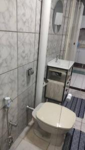 普雷图河畔圣若泽Wana casa 4 -Requinte e Conforto的一间带卫生间和水槽的浴室