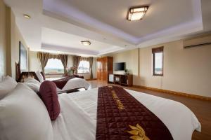 Sóc SơnViet Village Hotels & Travel的酒店客房设有两张床和电视。