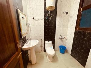 西姆拉The Aston Hills - A Luxury Stay , Shimla的一间带卫生间和水槽的浴室