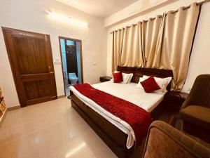 西姆拉The Aston Hills - A Luxury Stay , Shimla的一间卧室配有一张带红色枕头的床和一扇窗户