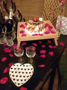 圣弗朗西斯科Mirador de la Montaña Glamping的一张桌子上放着蛋糕和粉红色的心