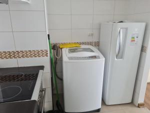 拉塞雷纳Portal的厨房配有冰箱和洗衣机。