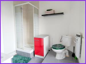 圣康坦02 L Aparté By Fanny S的一间带红色橱柜和卫生间的浴室