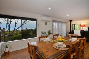金斯科特Jacks Kangaroo Island的一间带桌椅和大窗户的用餐室