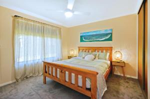 金斯科特Jacks Kangaroo Island的一间卧室设有一张大床和一个窗户。