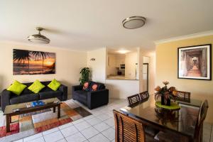 黄金海岸基拉戈假日公寓酒店的客厅配有沙发和桌子