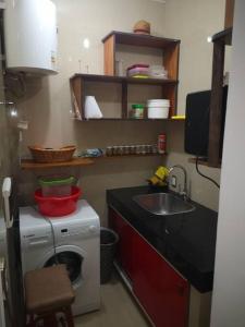 萨尔托Casa cero stress的厨房配有洗衣机和水槽