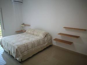萨尔托Casa cero stress的一间白色客房内的床铺卧室