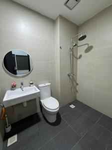 普崇Private Pool Selangor Puchong Cyberjaya Putrajaya的浴室配有卫生间、盥洗盆和淋浴。