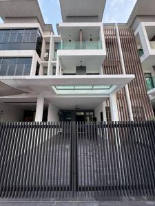 普崇Private Pool Selangor Puchong Cyberjaya Putrajaya的前面有栅栏的建筑