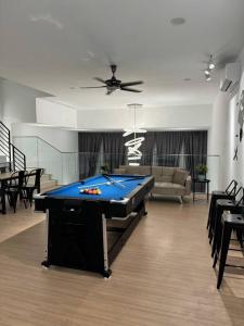普崇Private Pool Selangor Puchong Cyberjaya Putrajaya的客厅的中间设有台球桌