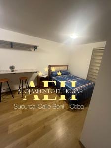 科恰班巴El Hogar - Sucursal Calle Beni - Edificio Auriga 272 con Garaje cubierta的一间卧室配有一张床和一张书桌