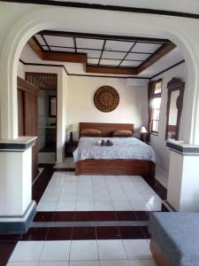 沙努尔莱斯塔利酒店的一间卧室,卧室内配有一张大床