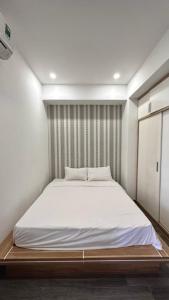 芽庄An's Oceanus House Nha Trang的一张位于小客房内的床铺,配有白色床垫