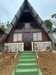 San RafaelBungalow Tenorio Mountain Lodge的一座房子,设有通往门的绿色楼梯
