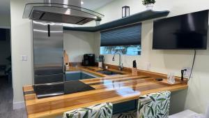 萨拉索塔Key Lime Tiny Home New&Cozy的厨房配有木制台面和水槽