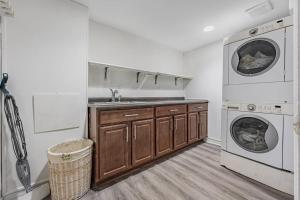 惠特比Cozy Haven Retreat 2Bed Basement的厨房配有水槽和洗衣机
