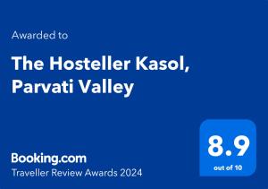 卡索尔The Hosteller Kasol, Parvati Valley的手机与旅馆老板卡索卡尼基的截图