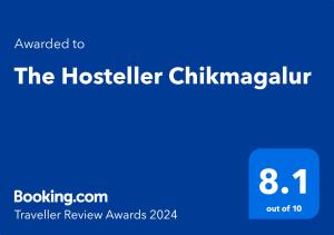 奇克马格尔The Hosteller Chikmagalur的蓝标,写着旅馆吊灯的字样