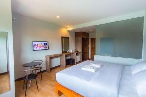 Ban Tha KupPhetPhangan Hotel的卧室配有一张白色的大床和一张桌子