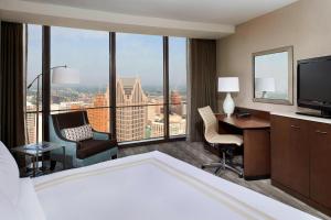 底特律底特律文艺复兴中心万豪酒店的酒店客房设有一张床和一张书桌,享有美景。