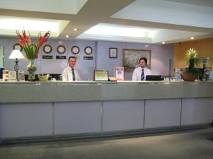 悉尼德维尔酒店的三人站在医院的接待台
