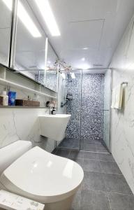 仁川市Loco House的带淋浴、卫生间和盥洗盆的浴室