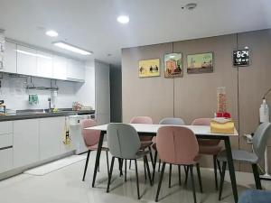 仁川市Loco House的厨房里设有1间带桌椅的用餐室