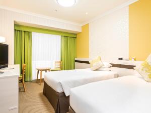 浦安东京湾东方酒店的酒店客房设有两张床和电视。