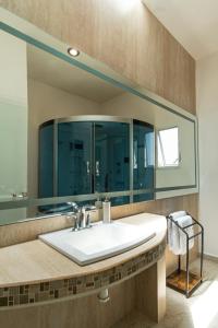 莱昂Lujosa casa: alberca terapéutica 3x2m, chimenea, cocina profesional的一间带水槽和大镜子的浴室