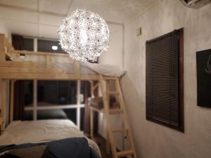 Makkari真狩村焚き火キャンプ場的客房设有吊灯和双层床。