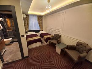 AltındağGRAND BELLİ OTEL的酒店客房带两张床和一间浴室