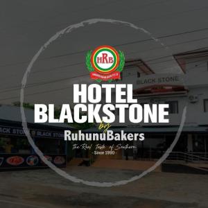 汉班托塔Hotel Blackstone的餐厅前的黑石标志