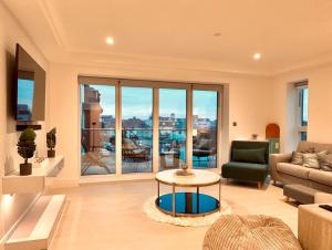 纽基34 Cliff Edge 2nd floor Newquay luxury sea-view residence的客厅配有沙发和桌子